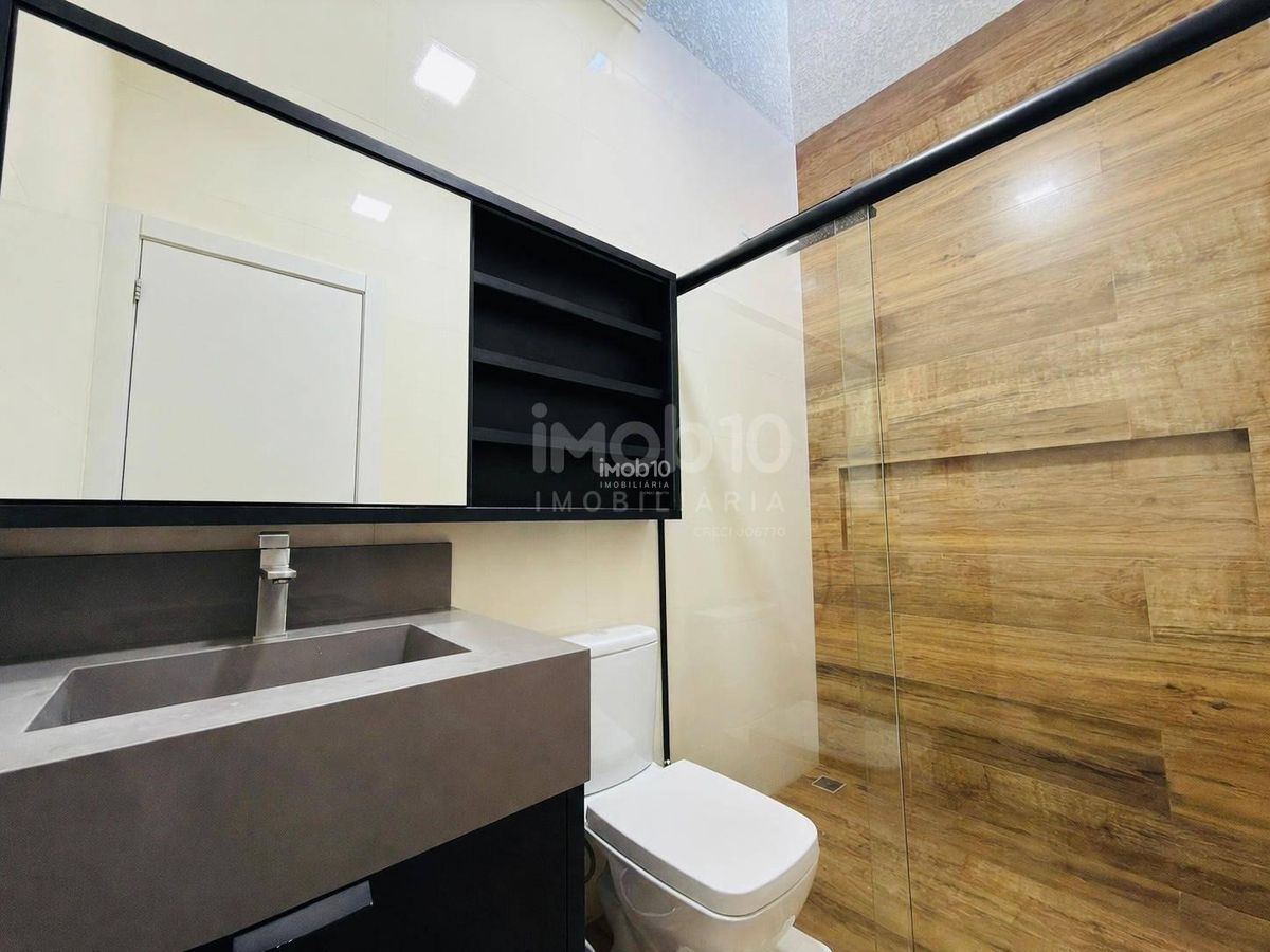 CASA COM 3 QUARTOS SEMIMOBILIADA Á VENDA NO PARQUE IMPERATRIZ