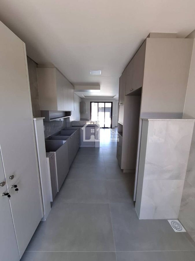 Sobrado com 4 quartos, 1 suíte, mobiliado, Balneário Sai Mirim, a 400m do mar.
