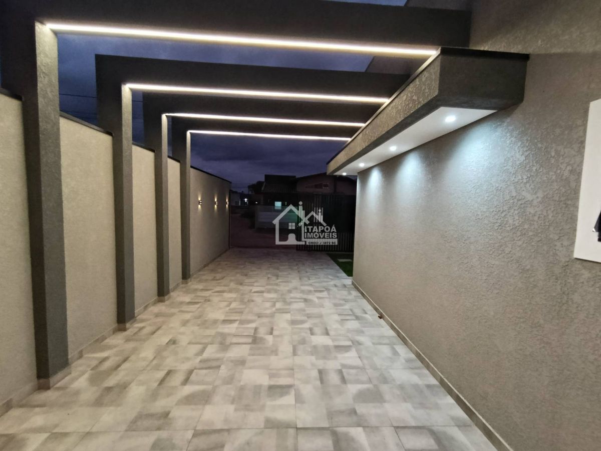 Casa com piscina alto padrão de acabamento no Balneário Paese