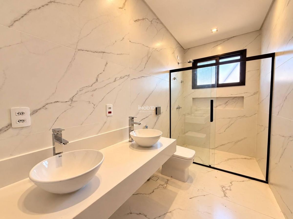 CASA PARA VENDA OU ALUGAR (R$11.000,00) COM 3 SUITES NO CONDOMINIO FECHADO SAFIRA NO BAIRRO OURO VERDE EM FOZ DO IGUAÇU - PR