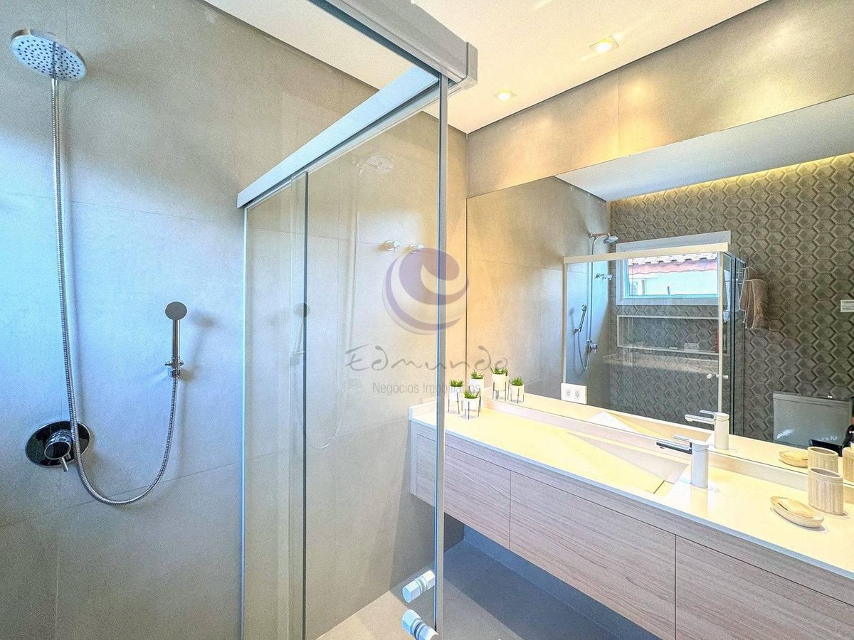 Villa Parasmo: Um Lar de Abraços e Inspirações no Jardim Acapulco.- Guarujá.
