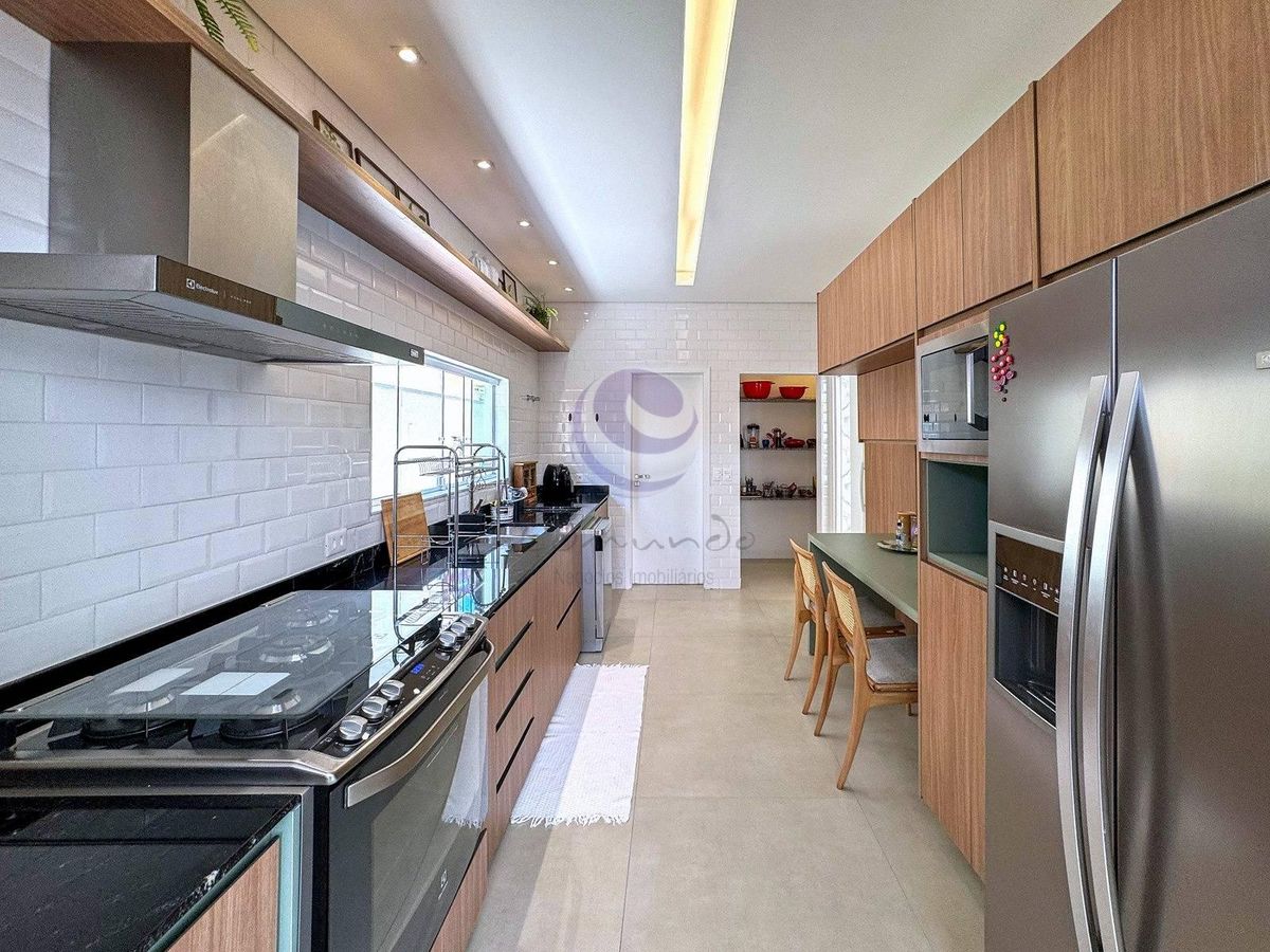 Villa Parasmo: Um Lar de Abraços e Inspirações no Jardim Acapulco.- Guarujá.