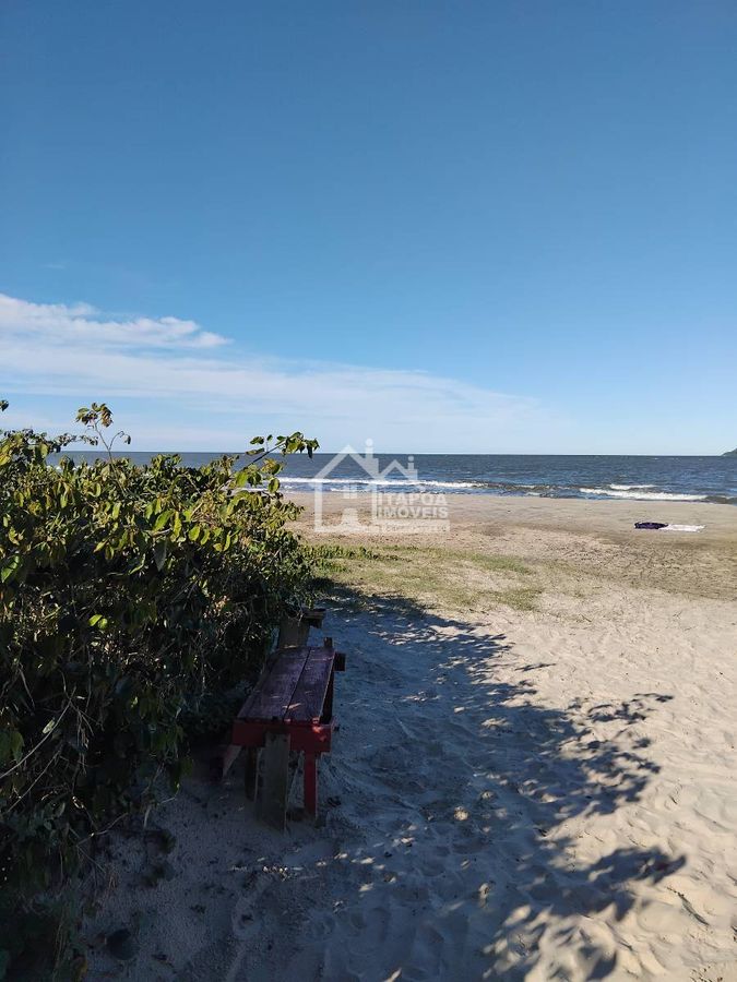 Casa com 3 Quartos, 1 Suíte, Balneário Ipacaray, 1100 Metros do Mar