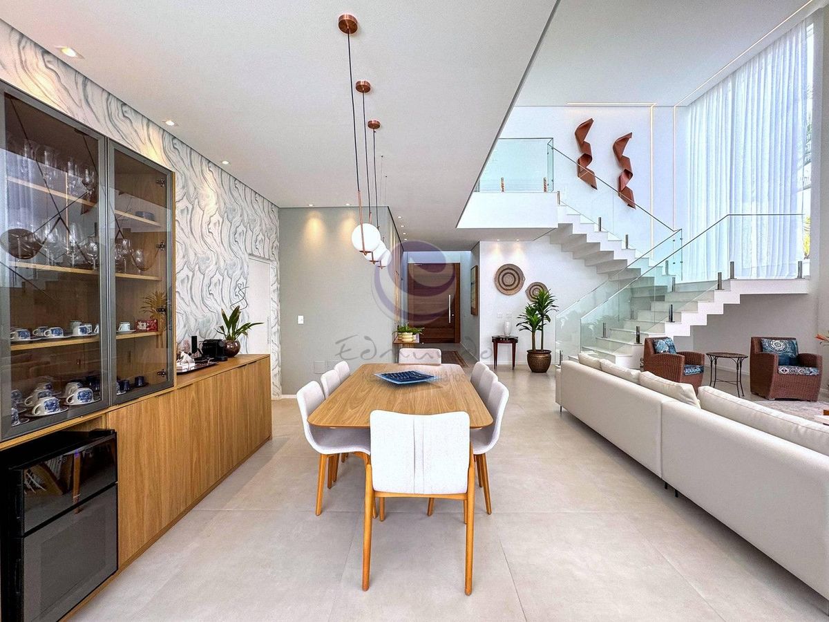 Villa Parasmo: Um Lar de Abraços e Inspirações no Jardim Acapulco.- Guarujá.