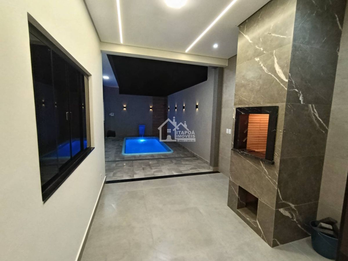 Casa com piscina alto padrão de acabamento no Balneário Paese