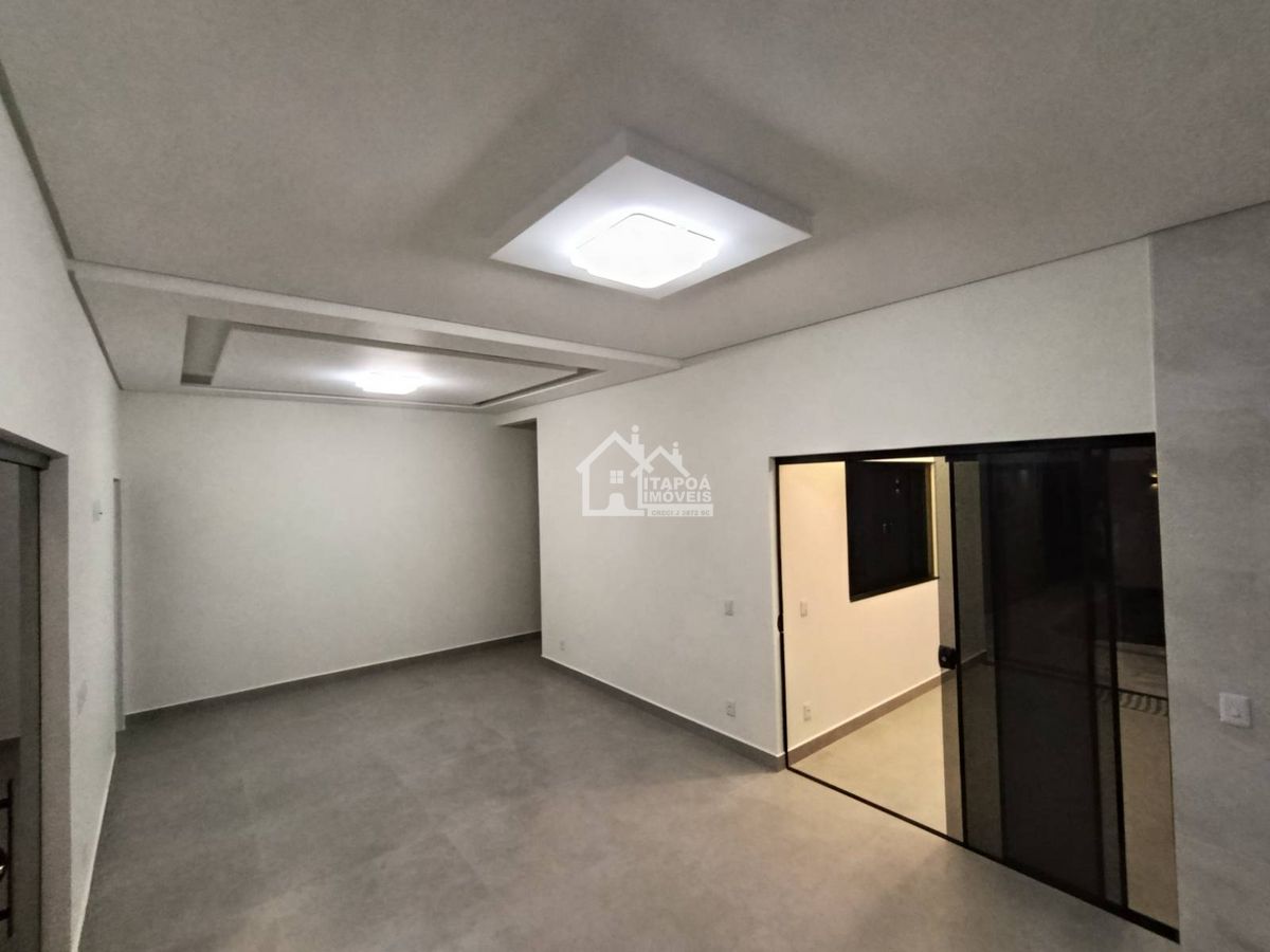 Casa com piscina alto padrão de acabamento no Balneário Paese
