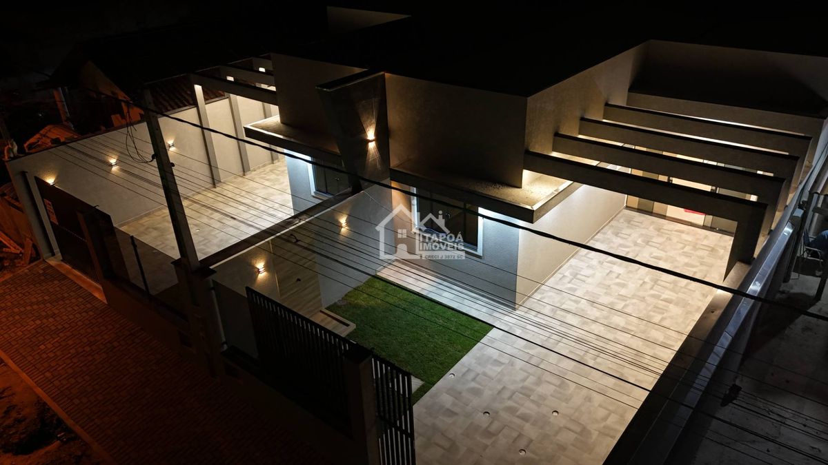 Casa com piscina alto padrão de acabamento no Balneário Paese