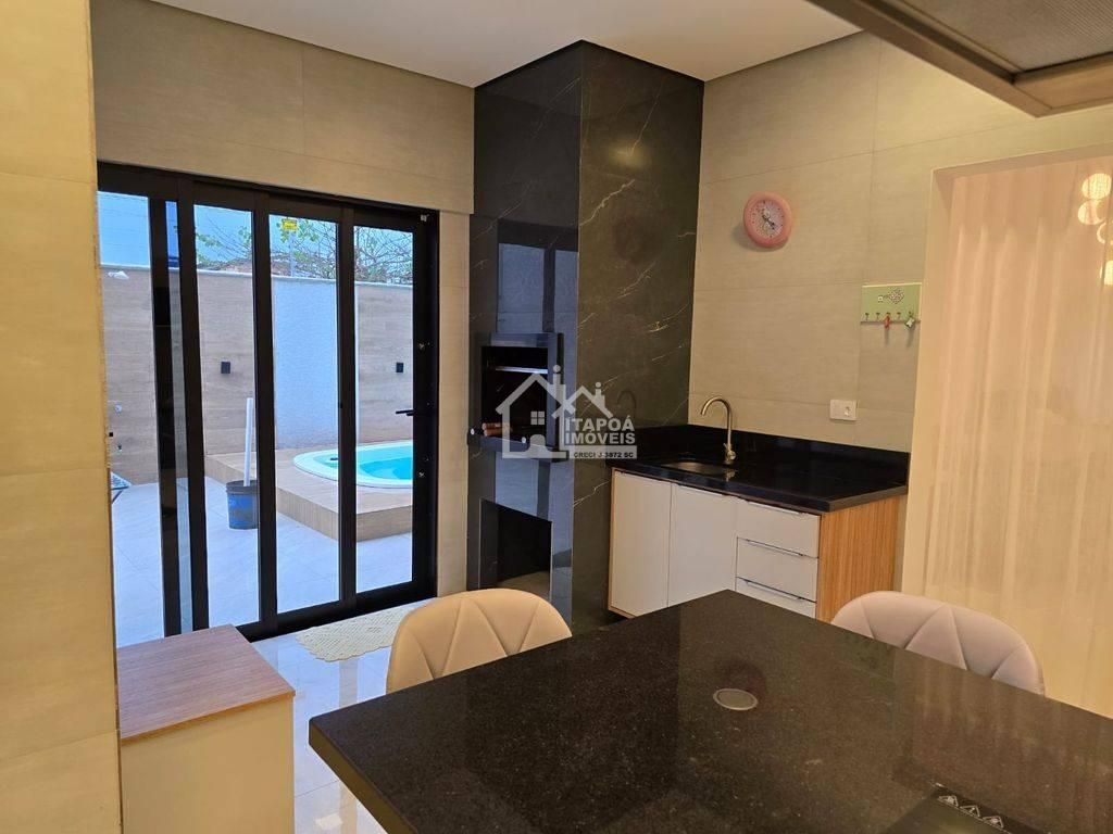 Casa de alto Padrão em Itapema do Norte apenas 600 metros do mar