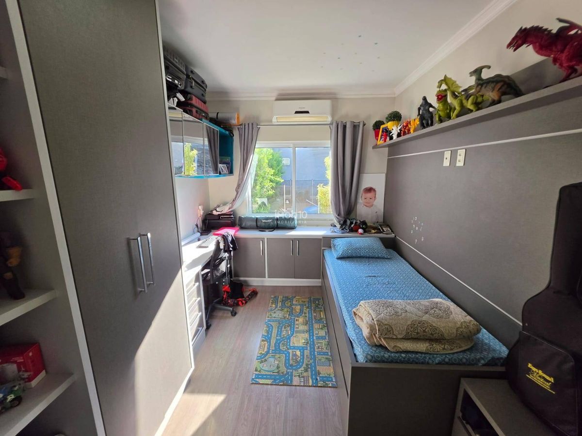 CASA TÉRREA COM 3 QUARTOS, PISCINA E EDÍCULA COM CHURRASQUEIRA NO BAIRRO JARDIM BOURBON EM FOZ DO IGUAÇU - PR.