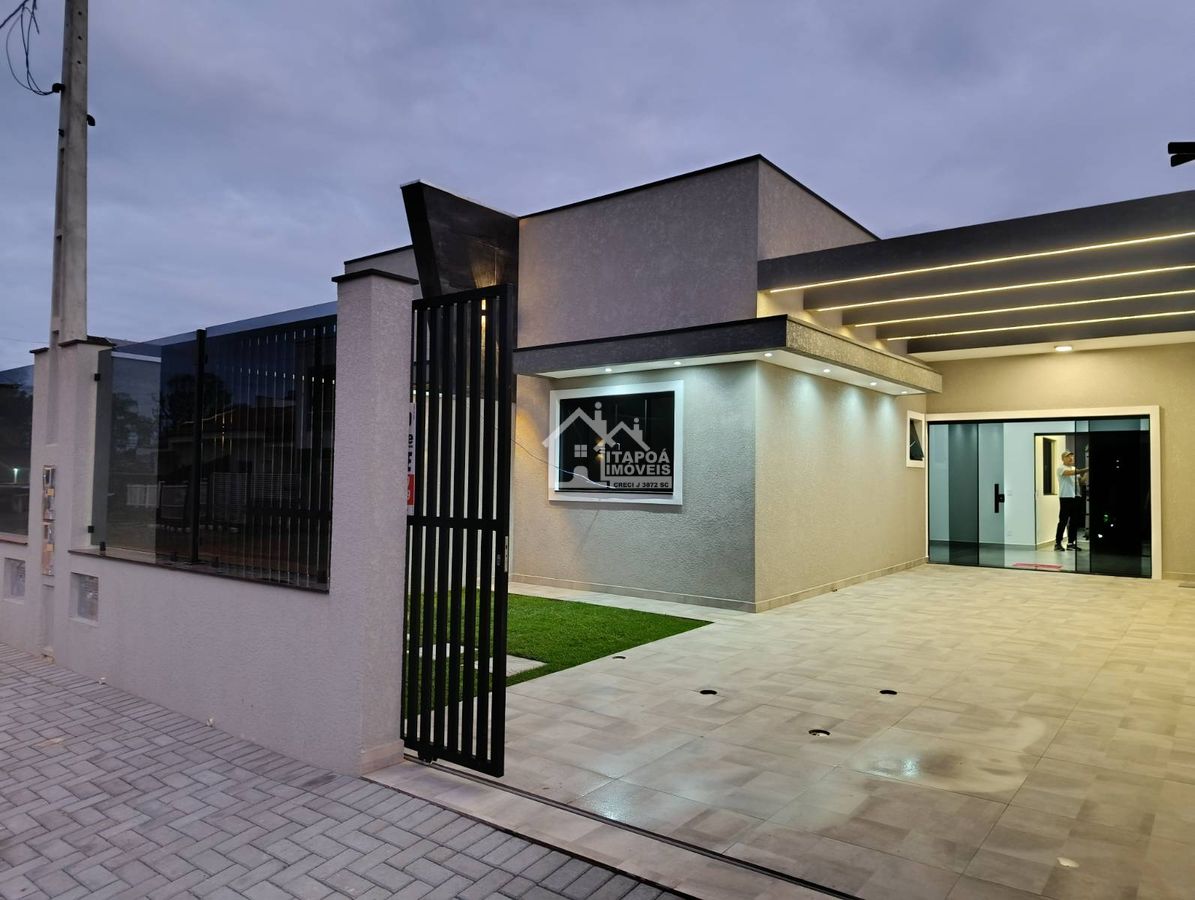 Casa com piscina alto padrão de acabamento no Balneário Paese