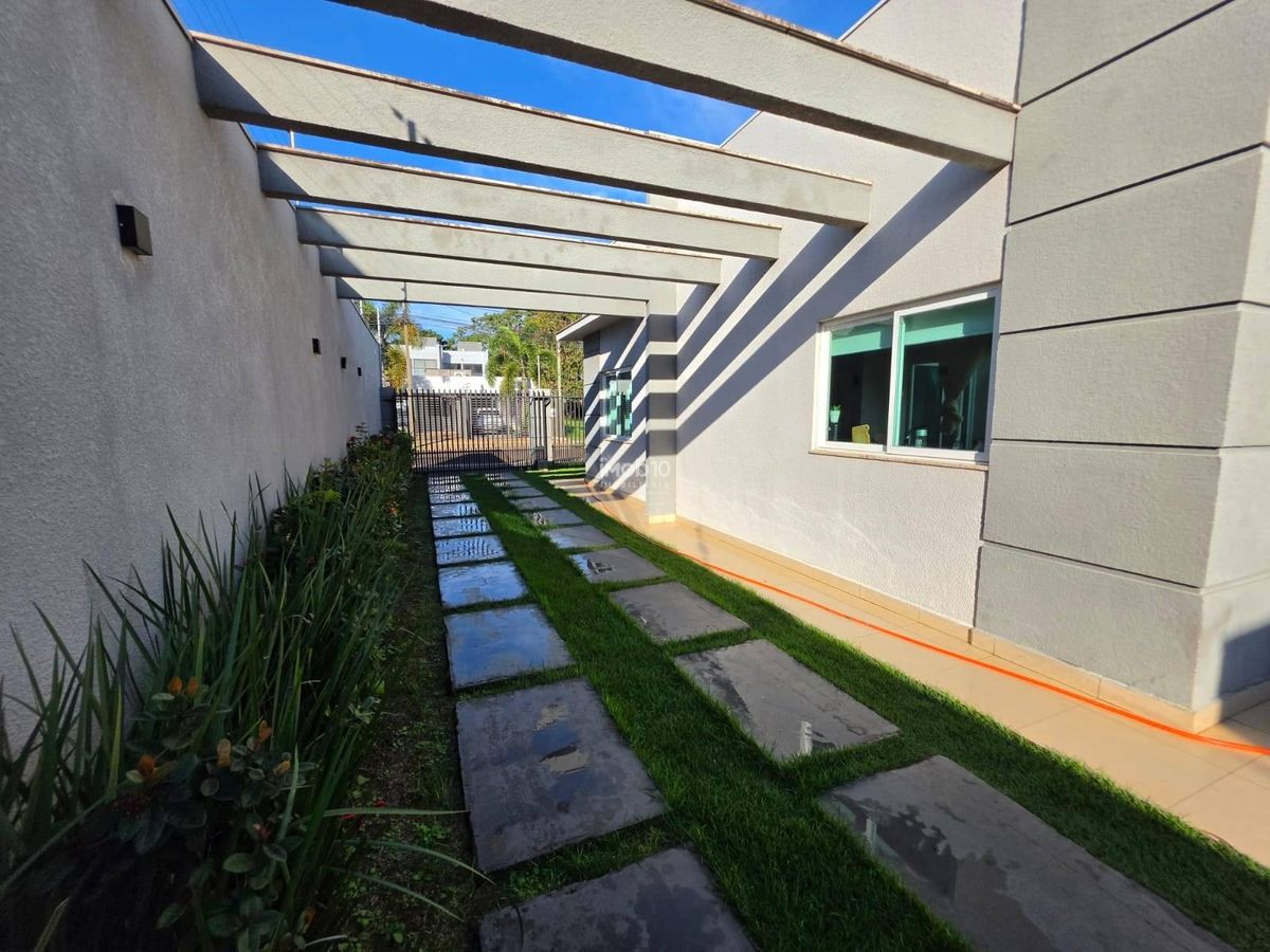 CASA TÉRREA COM 3 QUARTOS, PISCINA E EDÍCULA COM CHURRASQUEIRA NO BAIRRO JARDIM BOURBON EM FOZ DO IGUAÇU - PR.