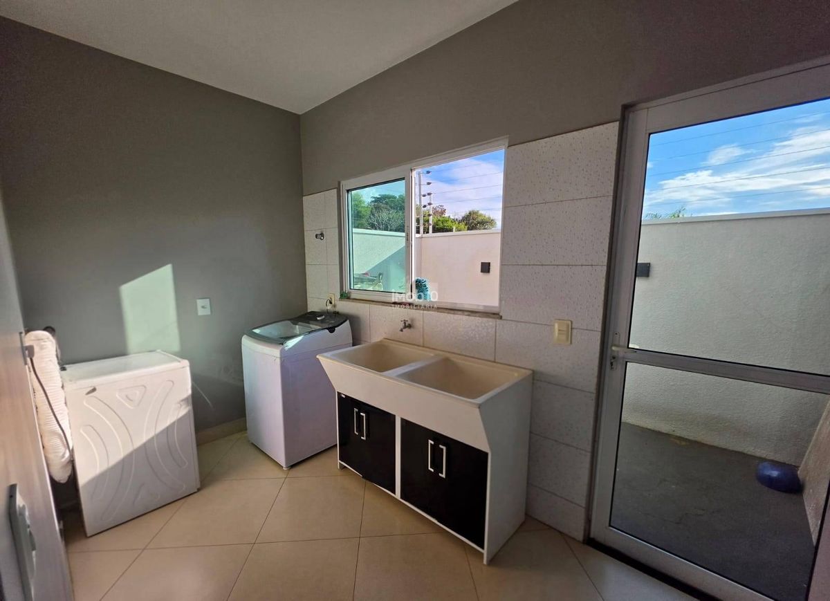 CASA TÉRREA COM 3 QUARTOS, PISCINA E EDÍCULA COM CHURRASQUEIRA NO BAIRRO JARDIM BOURBON EM FOZ DO IGUAÇU - PR.