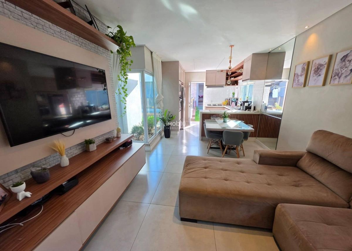 CASA TÉRREA COM 3 QUARTOS, PISCINA E EDÍCULA COM CHURRASQUEIRA NO BAIRRO JARDIM BOURBON EM FOZ DO IGUAÇU - PR.