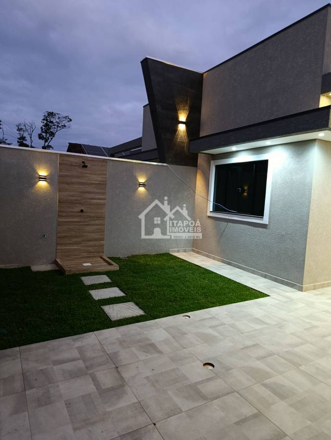 Casa com piscina alto padrão de acabamento no Balneário Paese