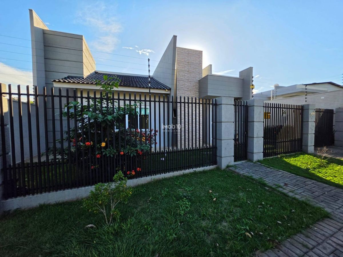CASA TÉRREA COM 3 QUARTOS, PISCINA E EDÍCULA COM CHURRASQUEIRA NO BAIRRO JARDIM BOURBON EM FOZ DO IGUAÇU - PR.