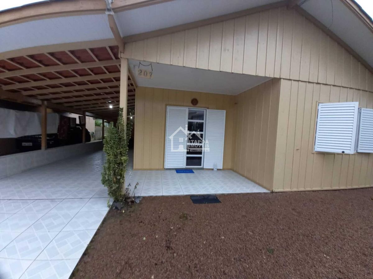 Casa de madeira com 3 dormitórios, apenas 400 metros do mar, localizado no Balneário Jardim Pérola do Atlântico em Itapoa/SC.