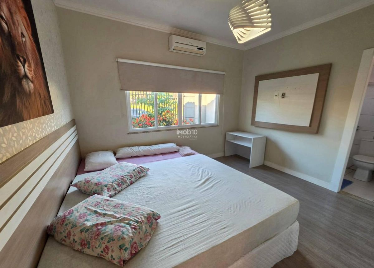 CASA TÉRREA COM 3 QUARTOS, PISCINA E EDÍCULA COM CHURRASQUEIRA NO BAIRRO JARDIM BOURBON EM FOZ DO IGUAÇU - PR.