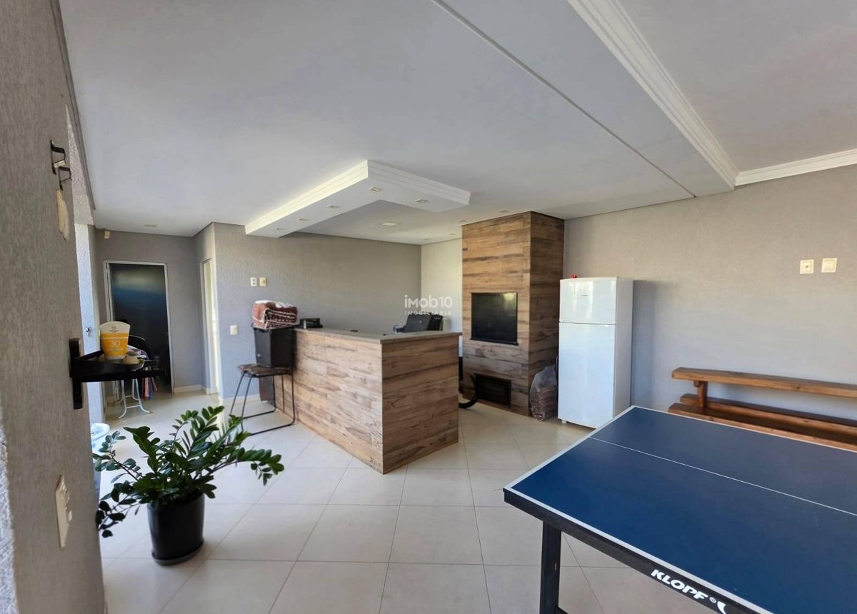 CASA TÉRREA COM 3 QUARTOS, PISCINA E EDÍCULA COM CHURRASQUEIRA NO BAIRRO JARDIM BOURBON EM FOZ DO IGUAÇU - PR.