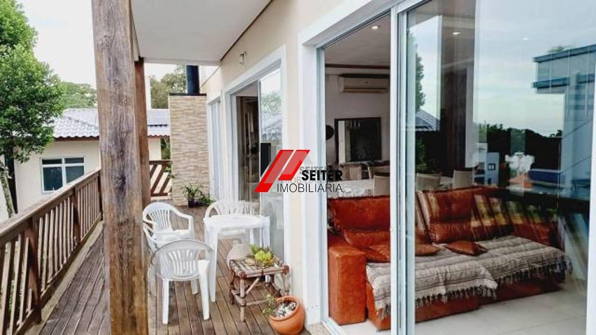 Casa com 4 dormitórios no Campeche