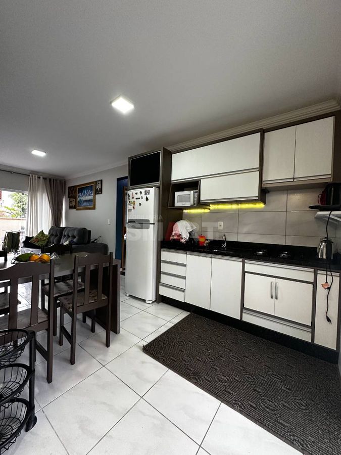 Apartamento com 2 quartos e ampla área externa e na frente