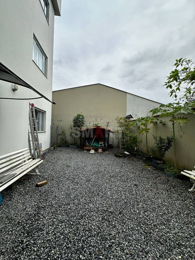 Apartamento com 2 quartos e ampla área externa e na frente