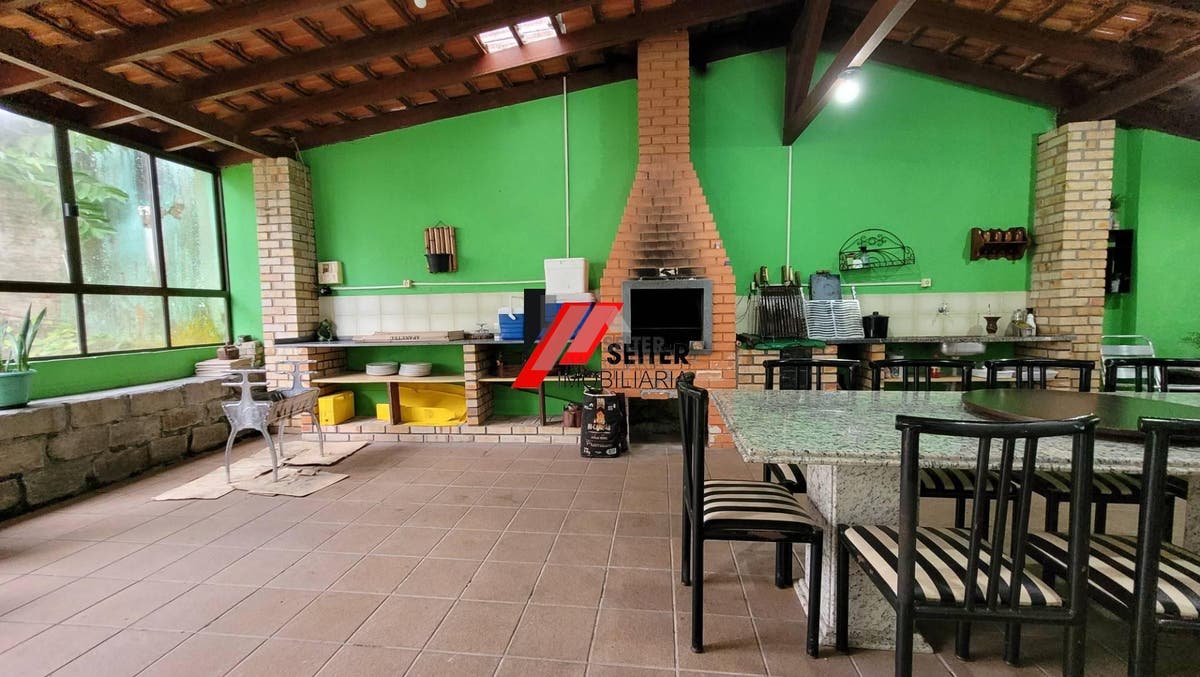 Casa com 4 quatro quartos para locação trindade florianópolis