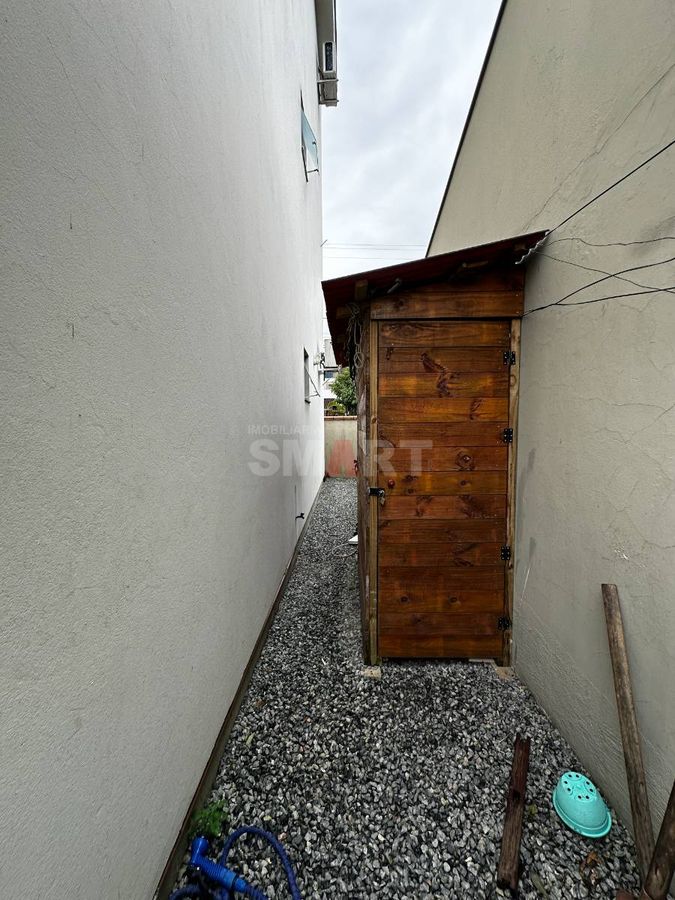 Apartamento com 2 quartos e ampla área externa e na frente