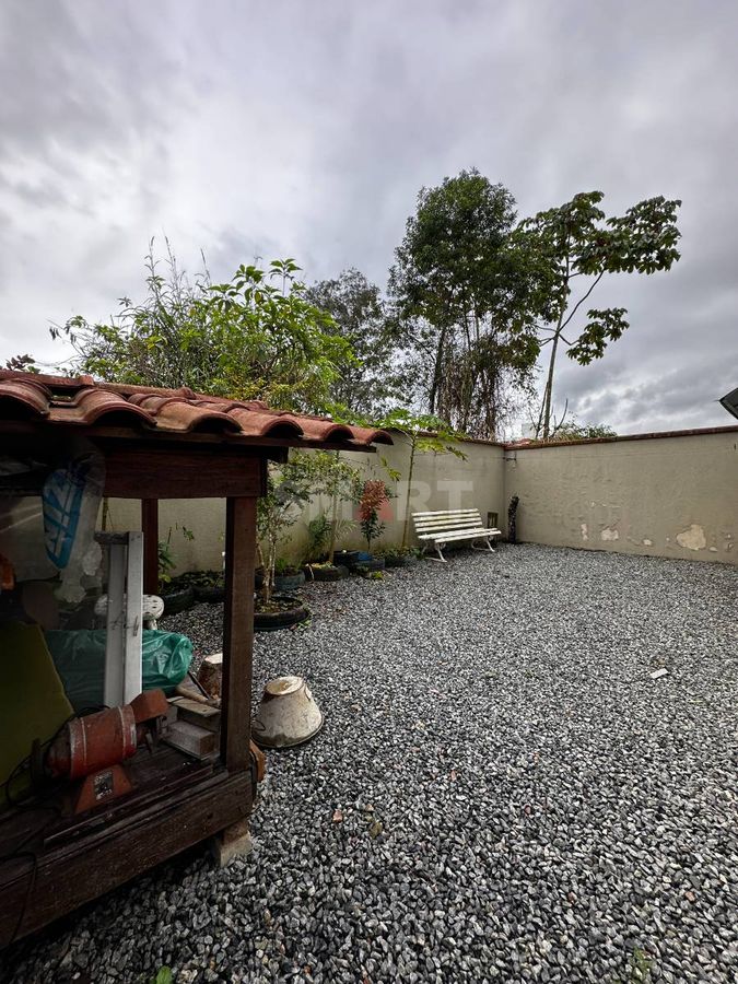 Apartamento com 2 quartos e ampla área externa e na frente