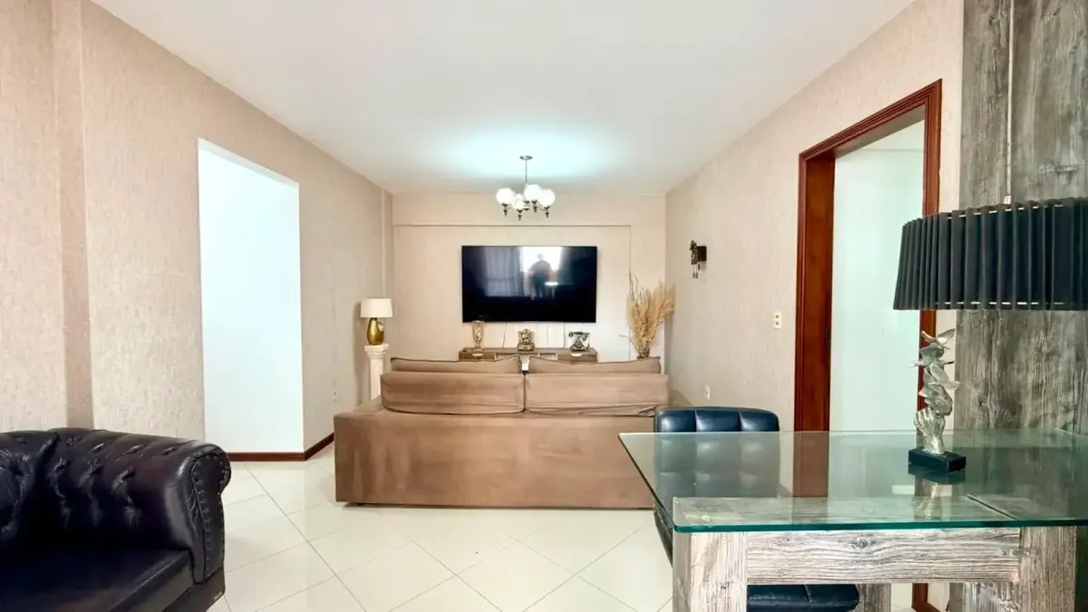 Apartamento Amplo com 3 Dormitórios, Suíte e Sacada com Churrasqueira no Balneário – Florianópolis/SC