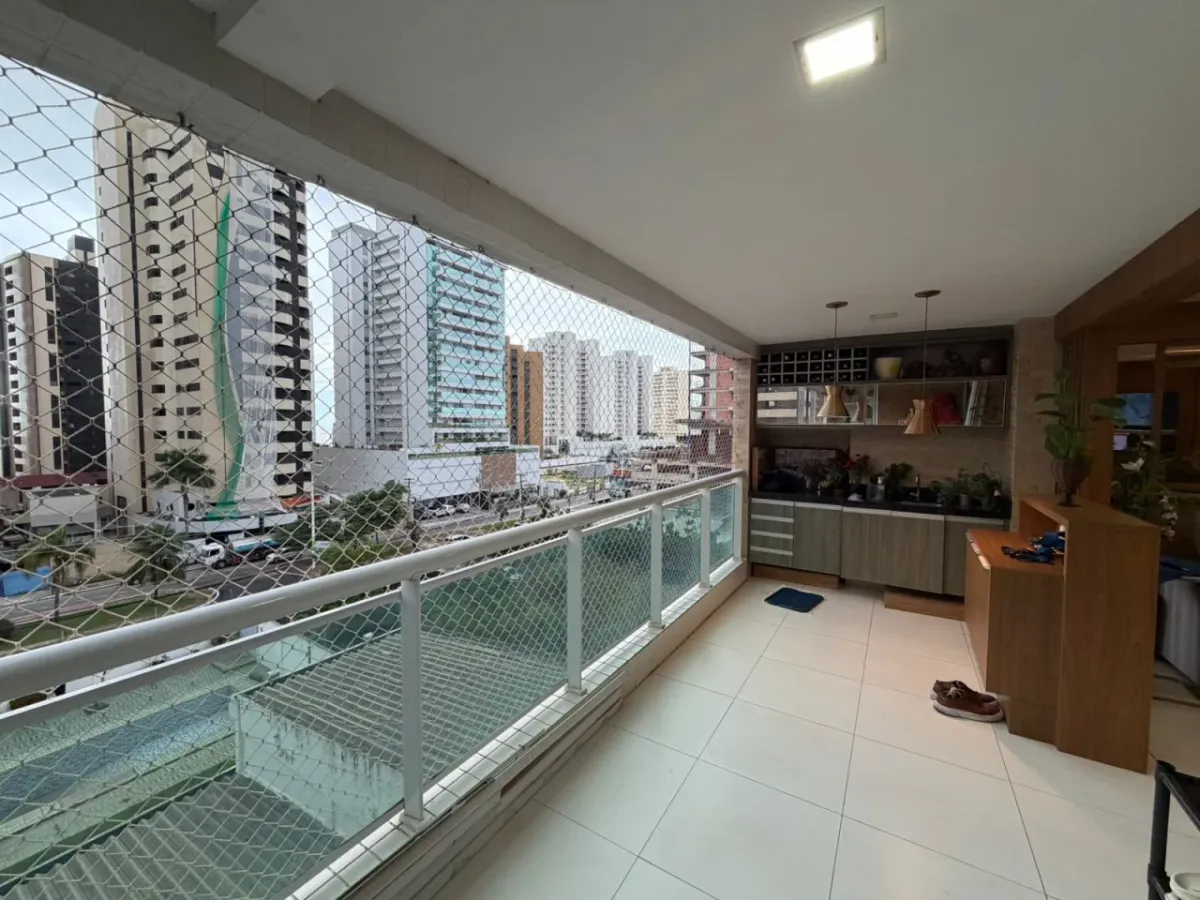 Varanda espaçosa com vista para a cidade.