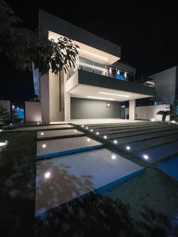 Fachada da casa à noite