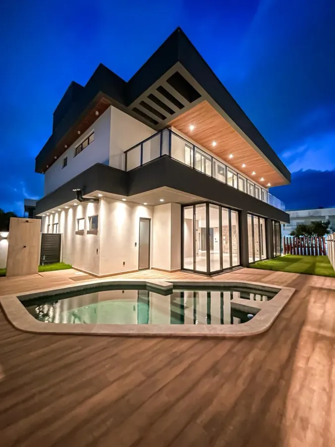 Mansão com piscina e deck de madeira