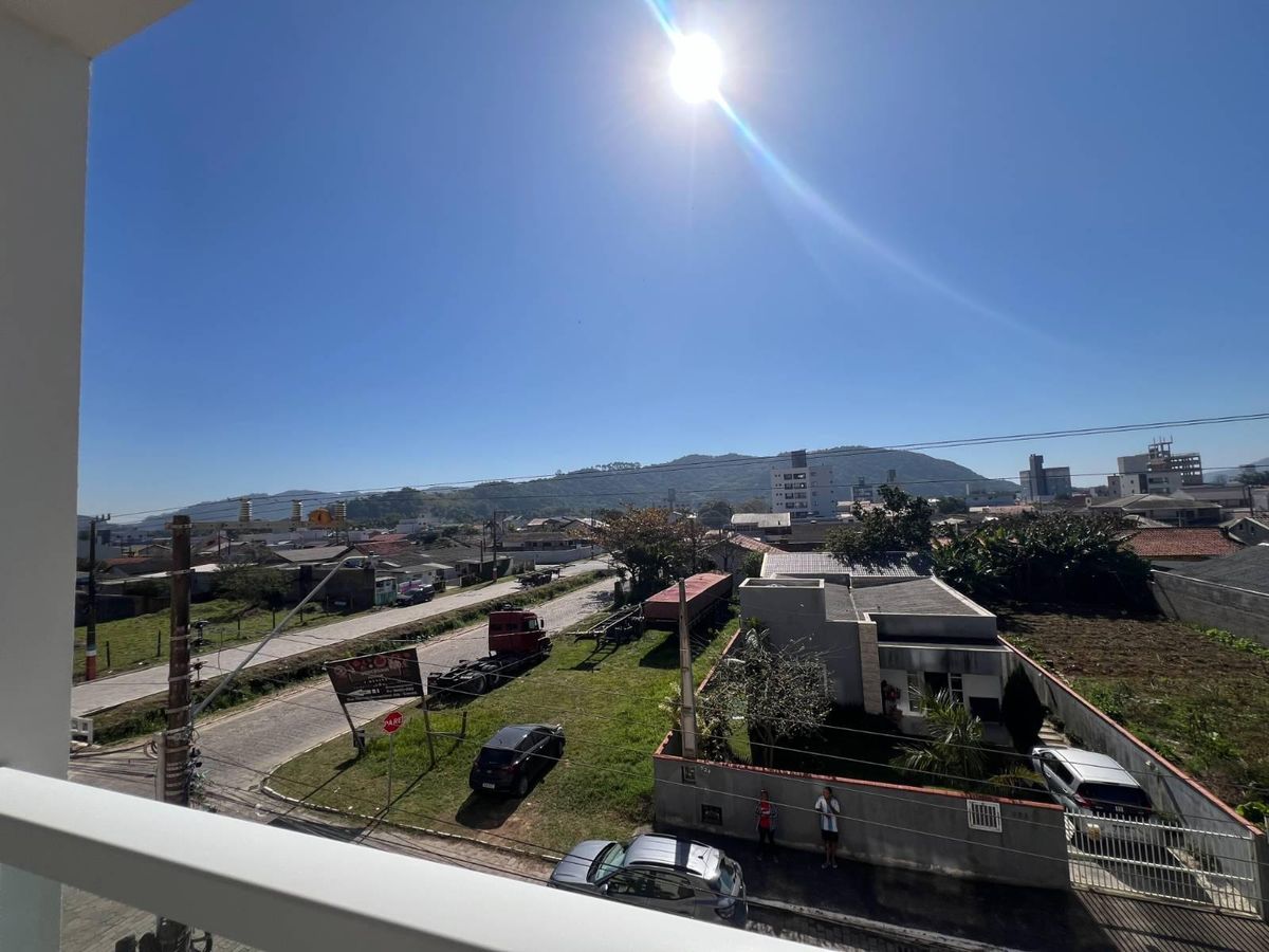 Apartamento com 03 dormitórios com área externa no Res. Atalaia