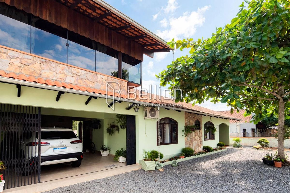 Belíssima casa no bairro dos lagos em rodeio.