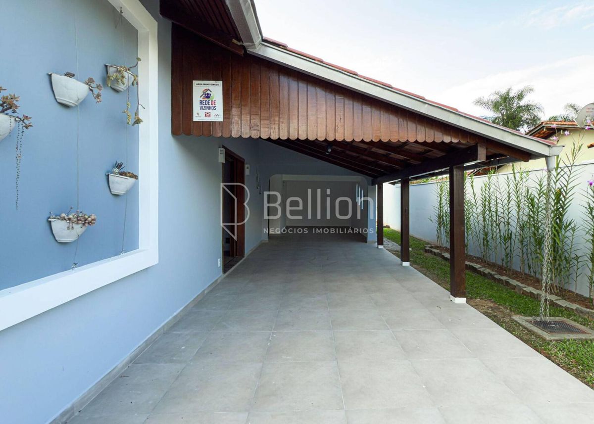 Casa com amplo terreno e área de festa no Bairro Nações, em Timbó