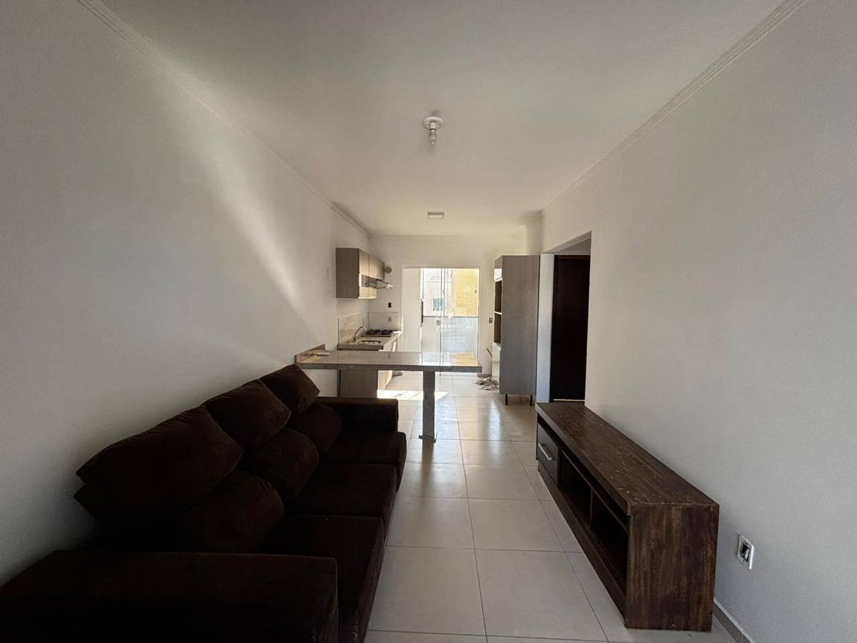 Apartamento semimobiliado no bairro Santa Regina