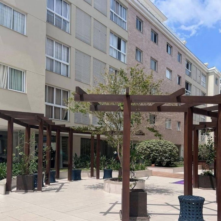 Aluguel Anual Apartamento SEMI mobiliado com 2 dormitórios e área de lazer completa em Balneário Camboriú