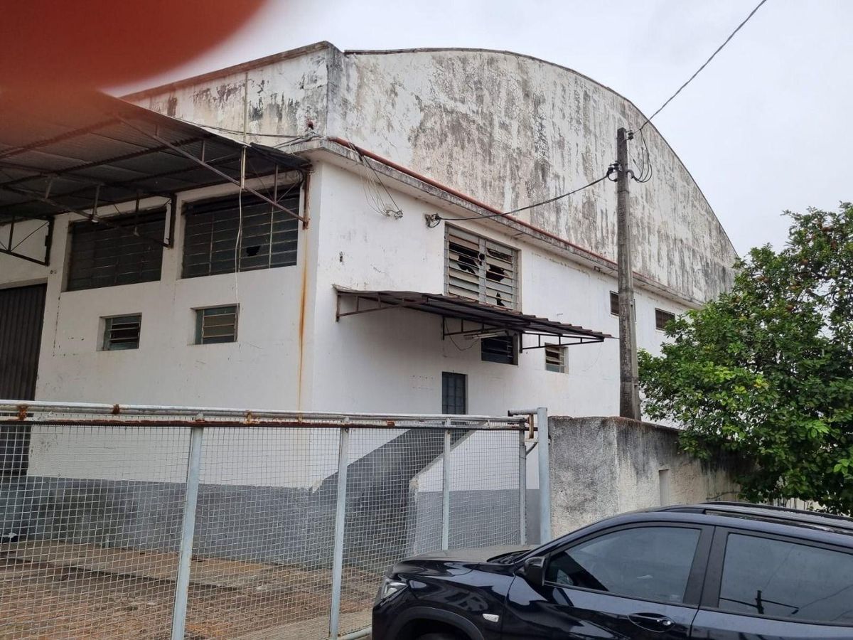 2 barracões Venda /Locação: 1000m2 e 2000m2 - escritório, refeitório, banheiros, ótima localização em Valinhos, ar. central. Opçao negocio separados, foto 2