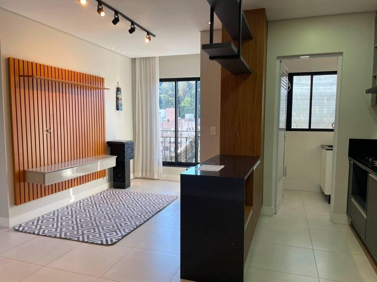 Apartamento SEMI mobiliado com 2 dormitórios aluguel anual nas Nações  em Balneário Camboriú.
