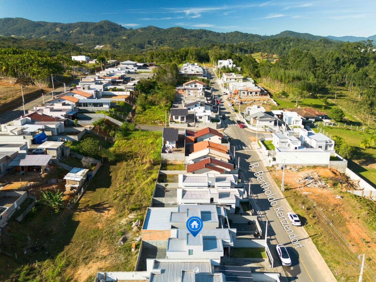 Casa ao Lado da Praça do Jeep Clube no Bairro Warnow, Indaial