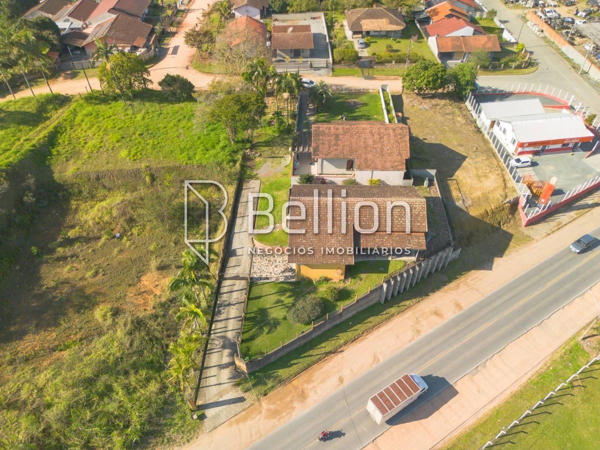Casa à Venda com 240 m² e Terreno de 946,96 m² Ampla, com Suíte e Churrasqueira