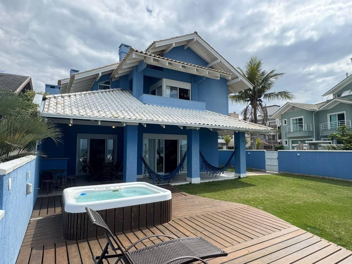 Casa Frente Mar com Spa - Casa em Canto Grande, Bombinhas - para temporada - Imobiliária Lenita Imóveis