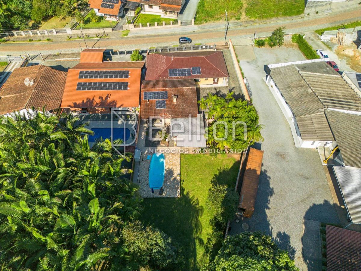 Casa com terreno amplo e lazer completo no Bairro dos Estados, em Timbó!