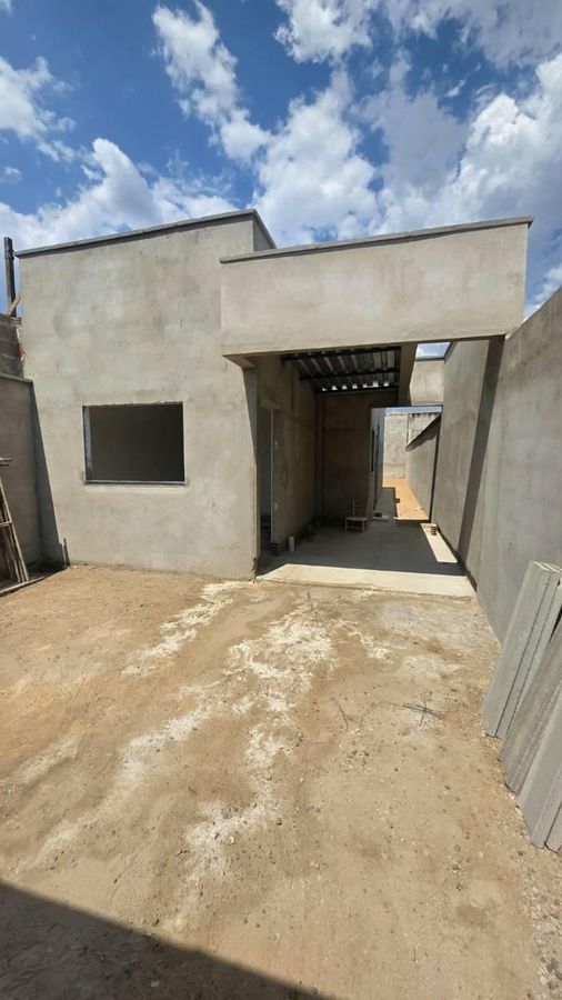 edifício em construção com parede de cimento