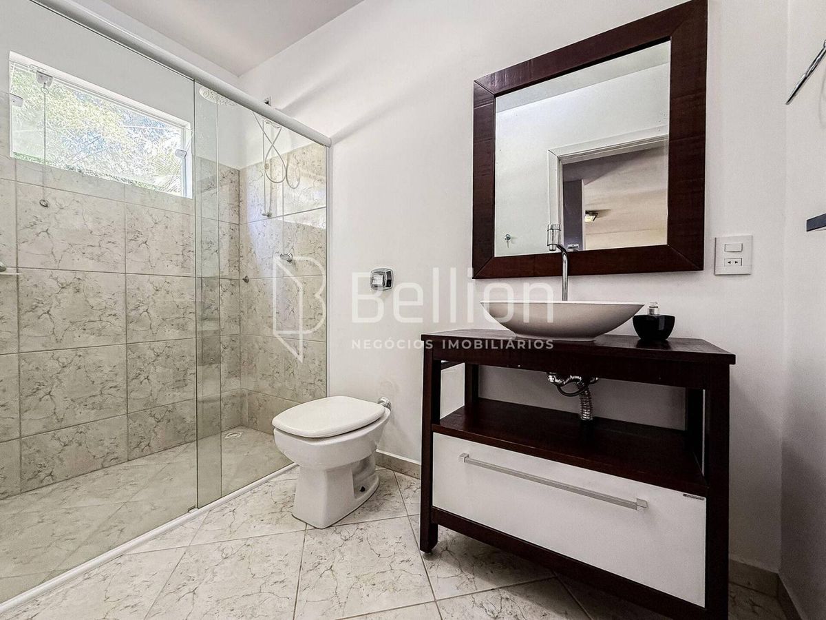 Casa com 2 lagoas, água corrente e piscina, um verdadeiro paraíso!