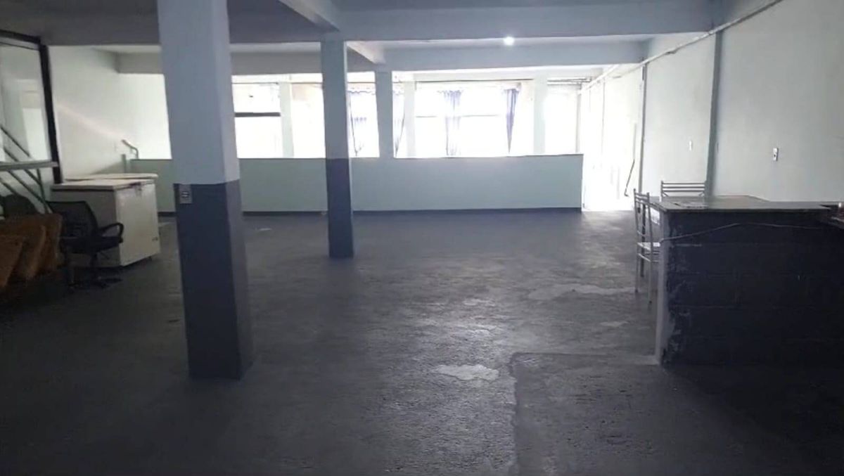 Aluga-se Salão Comercial de 200m², Energia Trifásica, Acesso 17 degraus, Churrasqueira, Banheiros no Jardim Campo Verde, Mauá-SP - Comercial em Jardim Campo Verde, Mauá - para locação - Paula & Abreu Imóveis