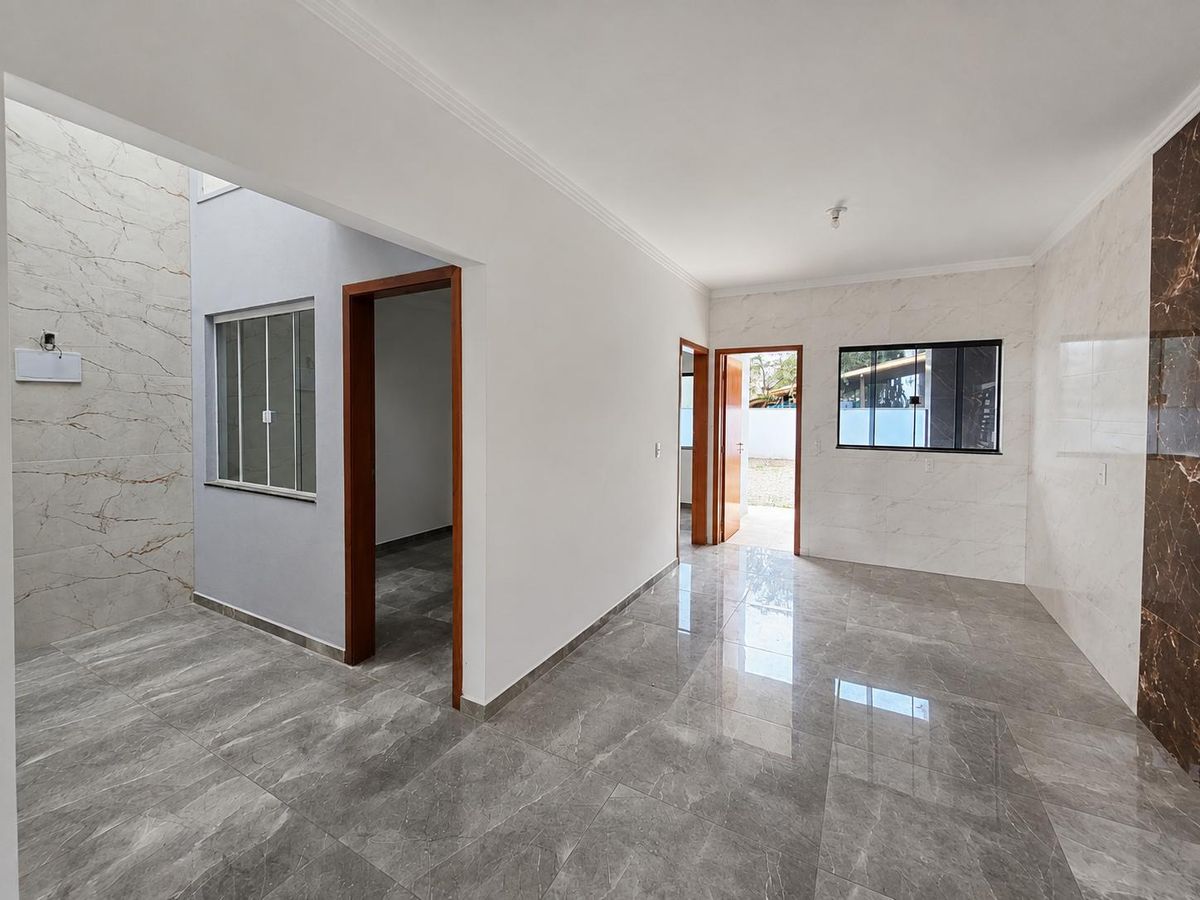 Casa a 300 metros do mar, 3 quartos sendo 1 suíte, parque