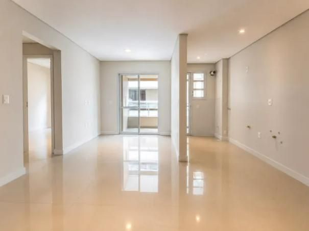 Apartamento a venda 2 dormitórios (1 suíte), 72m², com sacada e churrasqueira em Barreiros R$691 mil