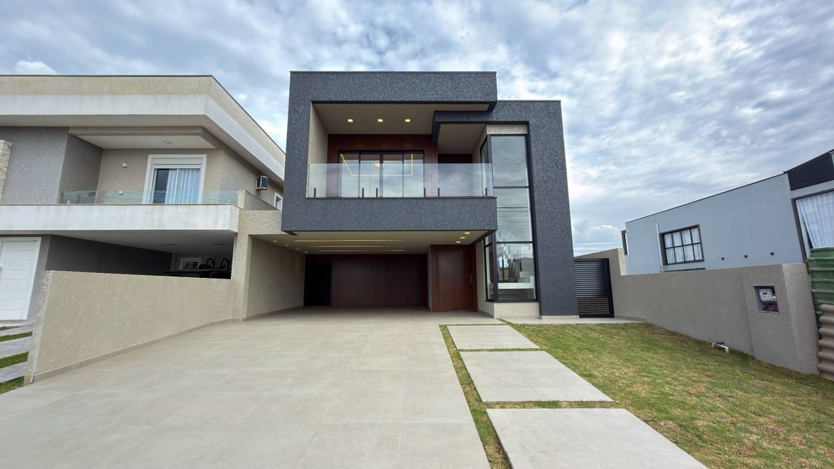 Fachada moderna de residência com uso de cores cinza e detalhes em madeira