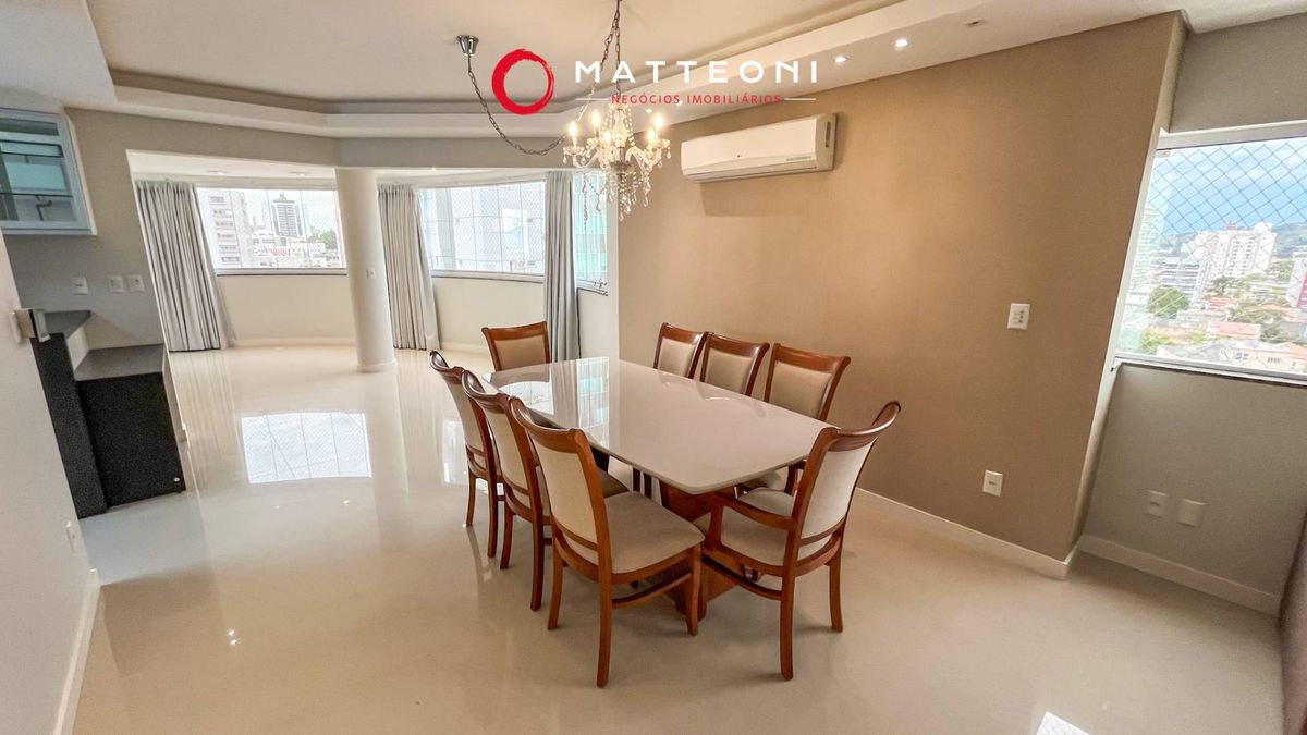 Apartamento com 3 dormitórios e 155 m² no Centro